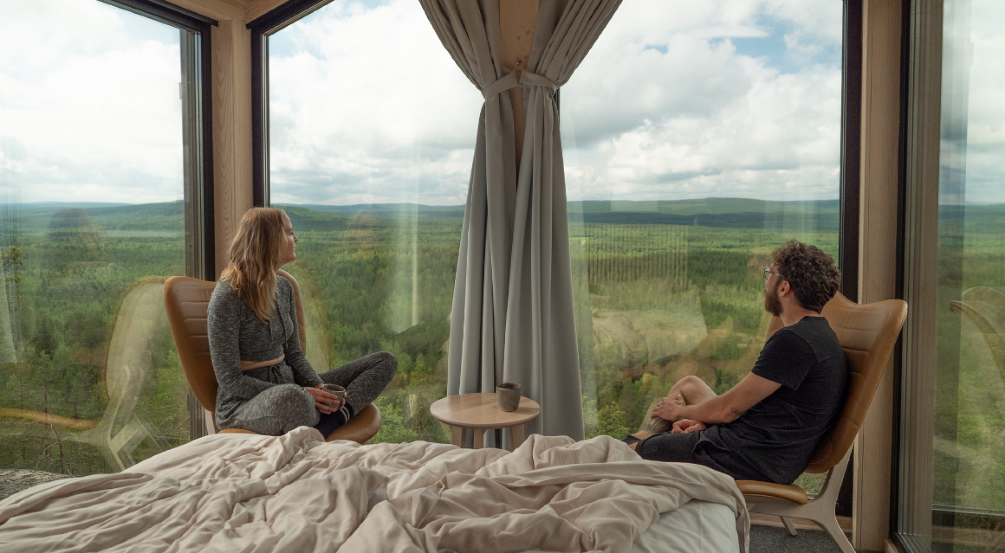 Två personer sitter och tittar på utsikten från sitt hotellrum.